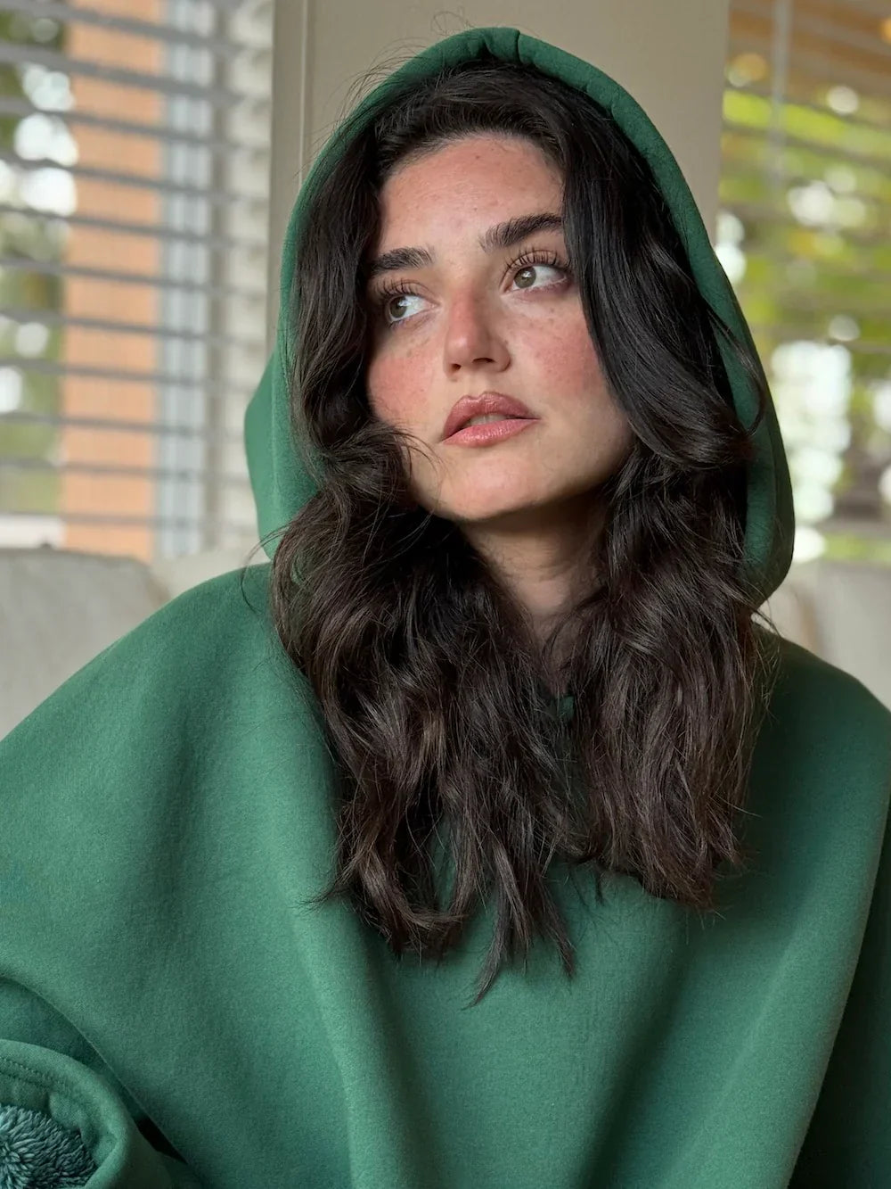 Eden – Plaid à Capuche Oversize | Votre Cocon de Confort